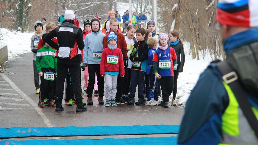 Auf frisch geräumter Strecke starteten die Schüler beim Silvesterlauf auf ihre 1600-Meter-Runde.
