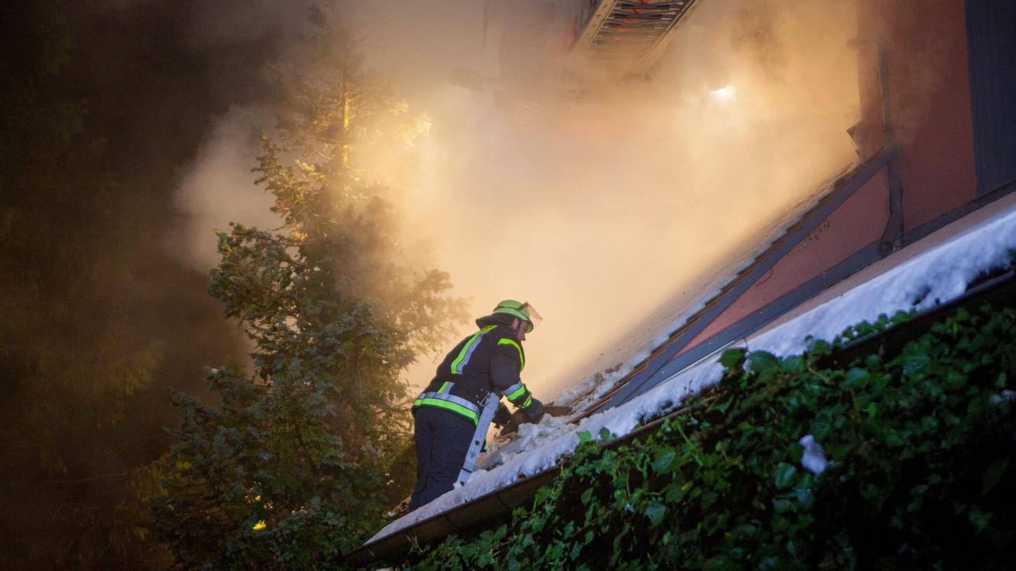 Als die Einsatzkräfte eintrafen, waren die Flammen bereits auf das Nachbarsgebäude übegegriffen.