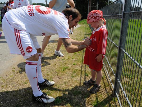 Kinder spielen im Leben des Javier Pinola eine wichtige Rolle - nicht nur die eigenen. Kinder spielen im Leben des Javier Pinola eine wichtige Rolle - nicht nur die eigenen.