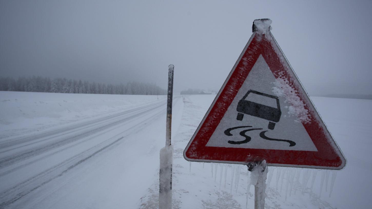 Wegen der glatten Straßen kam es am Samstag und in der Nacht auf Sonntag in der Region zu zahlreichen Verkehrsunfällen