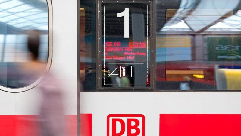 Die Bahn und die Deutsche Telekom haben jetzt Versäumnisse beim Ausbau der WLAN-Netze im ICE eingeräumt. (Symbolbild)