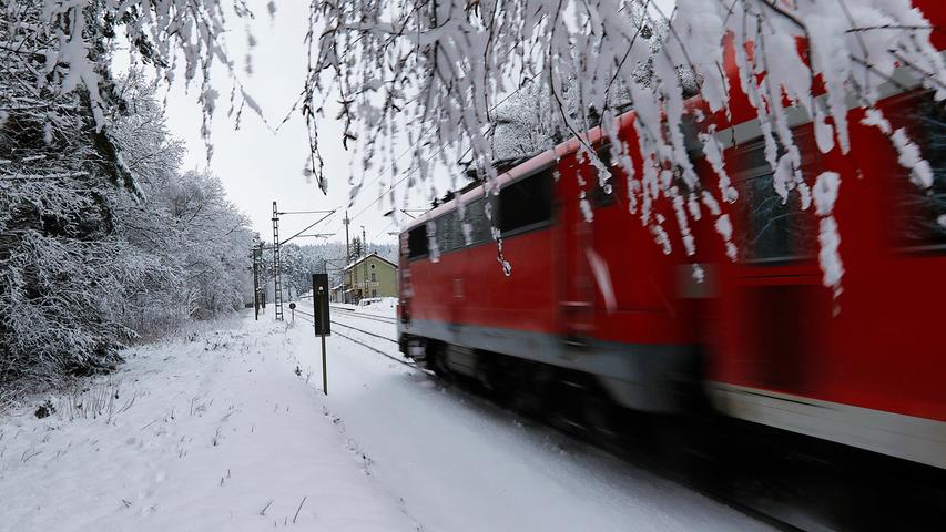 Nachts kam der Schnee: Winterdienst gefordert, Autofahrer gerutscht