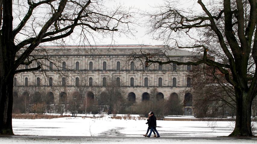 Gerade am Wochenende nahmen sich mehrere Nürnberger Zeit für einen ausgedehnten Spaziergang, eingerahmt in der verschneiten Kulisse des Doku-Zentrums.