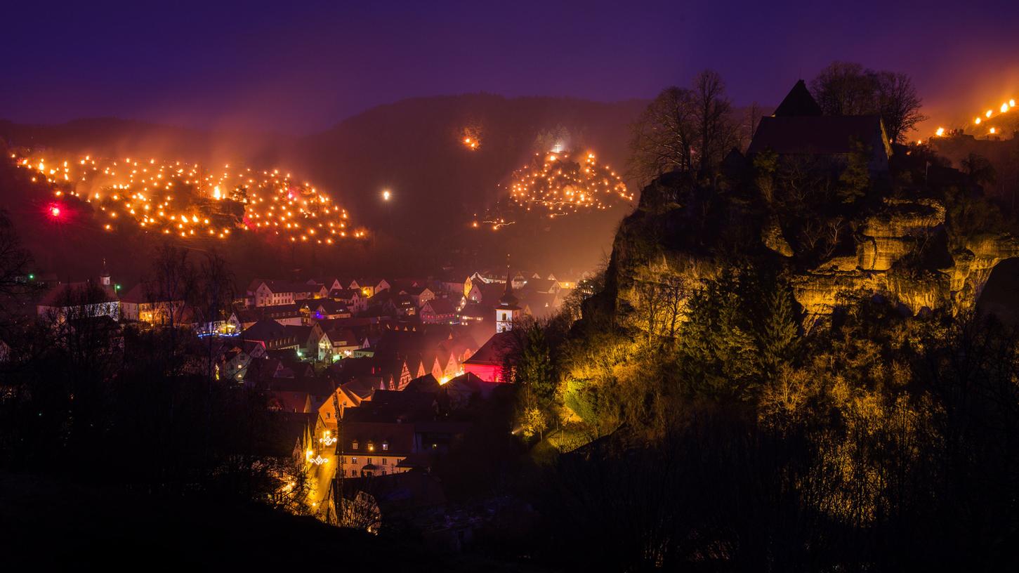 Am Dienstag ist es wieder soweit: Tausende Lichter bringen Pottenstein zum Leuchten.