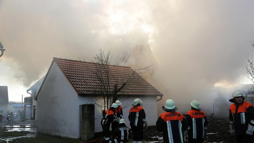 Brand in Lonnerstadt: Scheune stand in Flammen