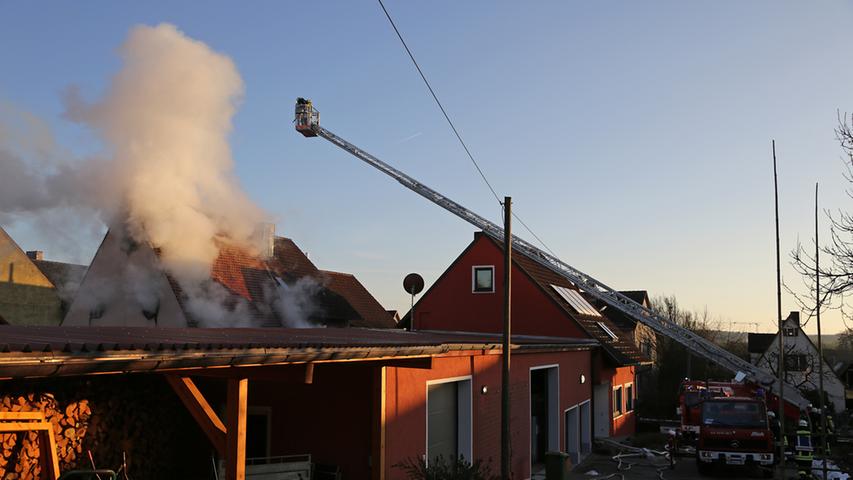 Brand in Lonnerstadt: Scheune stand in Flammen