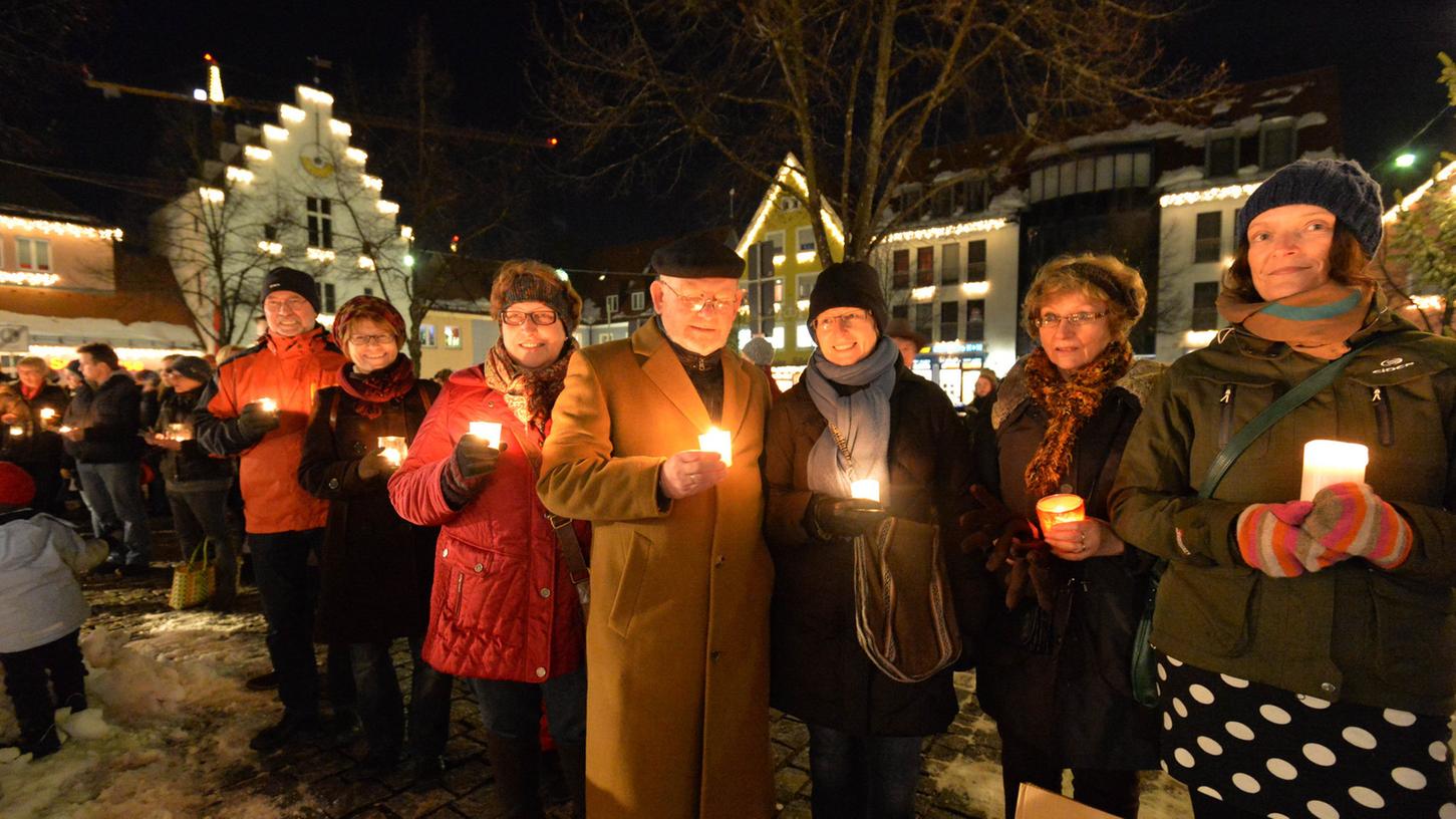 Über 700 Menschen forderten bereits im Januar 2015 bei einer Lichterkette am Unteren Markt in Neumarkt schweigend Toleranz und Solidarität mit Flüchtlingen.