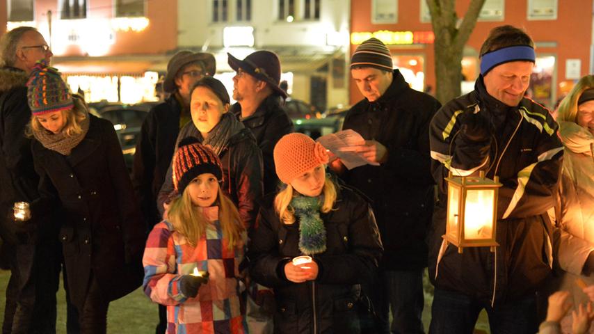 Gegen Pegida: 700 Menschen entzünden Lichter in Neumarkt