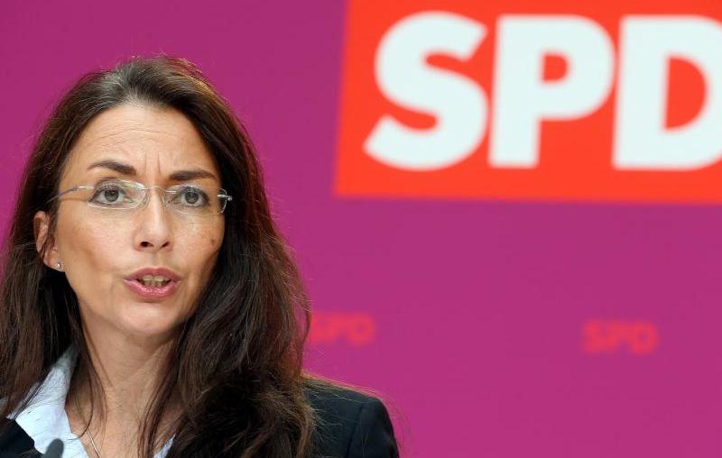 SPD-Generalsekretärin Yasmin Fahimi kann das Lob der Juso-Bundesvorsitzenden Johanna Uekermann für Bundeskanzlerin Angela Merkel überhaupt nicht nachvollziehen.