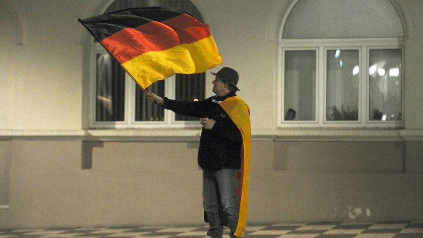 Ein Kagida-Anhänger schwenkte am während einer Kundgebung im Rahmen der Demonstration in Kassel eine deutsche Fahne in Richtung der Gegendemonstranten,...
 Fotocredit
