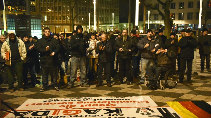 Rund 200 Kagida-Anhänger ("Kassel gegen die Islamisierung des Abendlandes") gingen in Kassel auf die Straße.