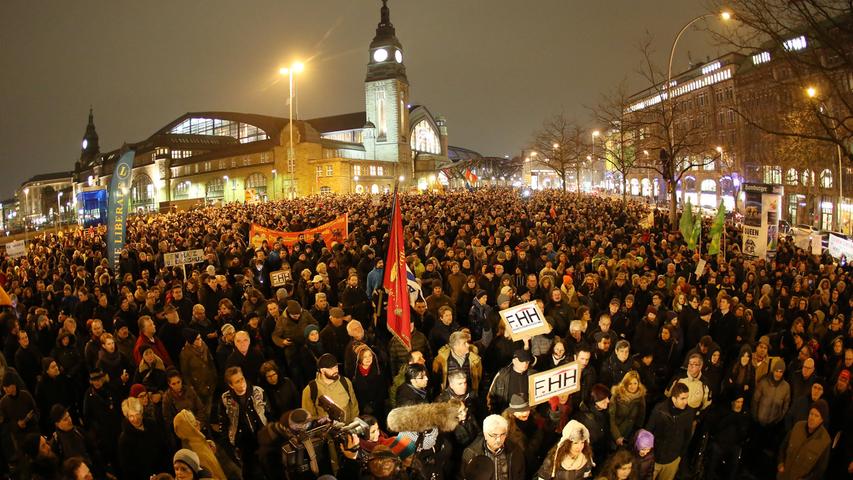Unter dem Motto "Tolerante Europäer gegen die Idiotisierung des Abendlandes" - kurz: Tegida - demonstrierten mehrere tausend Teilnehmer bei einer Anti-Pegida-Kundgebung Montagabend in Hamburg.