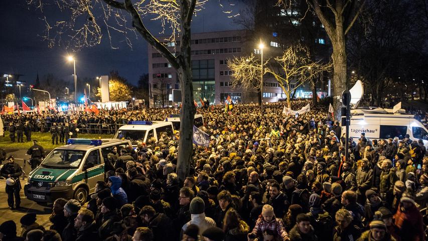 In Köln verzichteten die Pegida-Anhänger angesichts der großen Menge an Gegendemonstranten nach kurzer Zeit auf ihren Marsch. Aus Protest gegen die Kundgebung wurde in der Stadt am Rhein unter anderem die Beleuchtung des weltberühmten Doms ausgeschaltet.