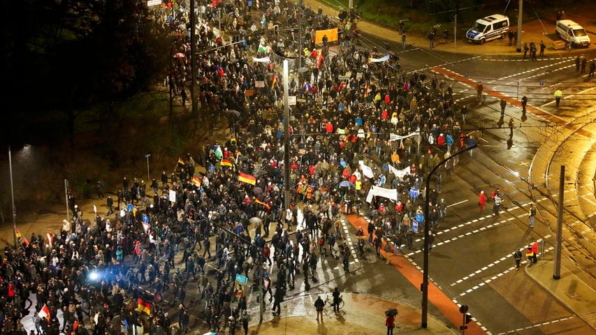 Wie die Polizei mitteilte, demonstrierten in der sächsischen Landeshauptstadt am Montag trotz Nieselregens und Kälte rund 18.000 Menschen - so viele wie nie zuvor.