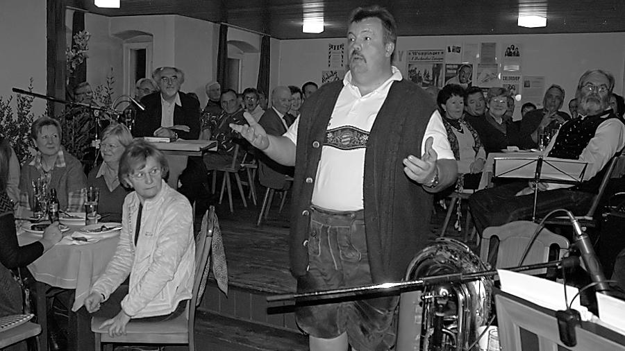 Franz Gericke, Tuba-Bläser der „Blechernen Saiten“ aus Schnaittenbach, demonstrierte bei der gut besuchten Raunacht in Gnadenberg seine Sanges- und Schauspielkunst. Franz Gericke, Tuba-Bläser der „Blechernen Saiten“ aus Schnaittenbach, demonstrierte bei der gut besuchten Raunacht in Gnadenberg seine Sanges- und Schauspielkunst.