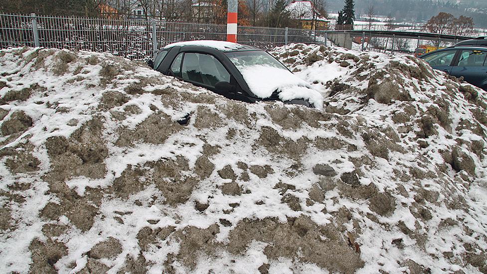 Völlig versunken im Schnee stand der Smart vor einigen Wochen auf einem Weißenburger Supermarktparkplatz. Vor einigen Tagen wurde er endlich abgeschleppt.