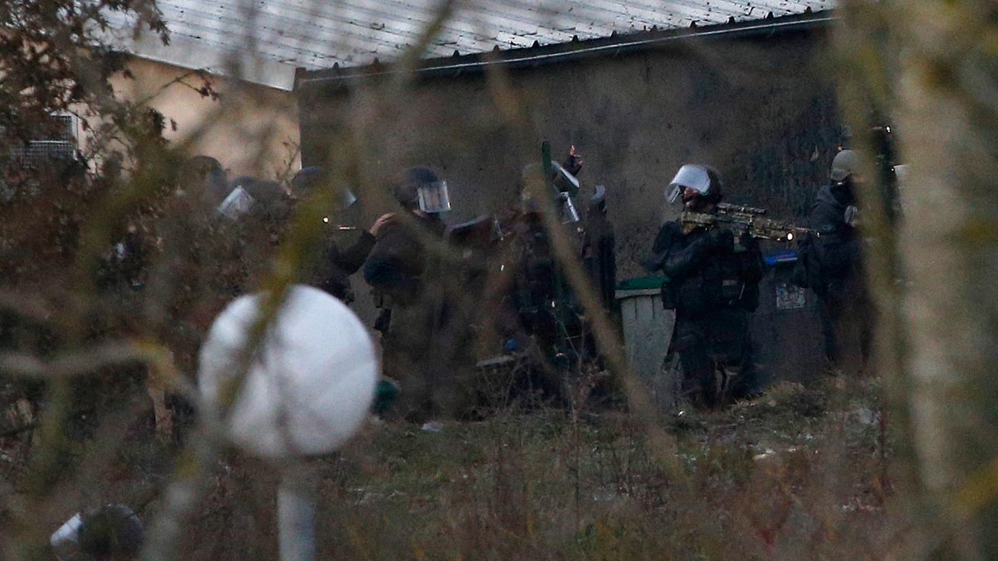 Gegen 17 Uhr stürmte die Polizei die Druckerei im Nordosten von Paris. Die Kouachi-Brüder überlebten das nicht. Gegen 17 Uhr stürmte die Polizei die Druckerei im Nordosten von Paris. Die Kouachi-Brüder überlebten das nicht.