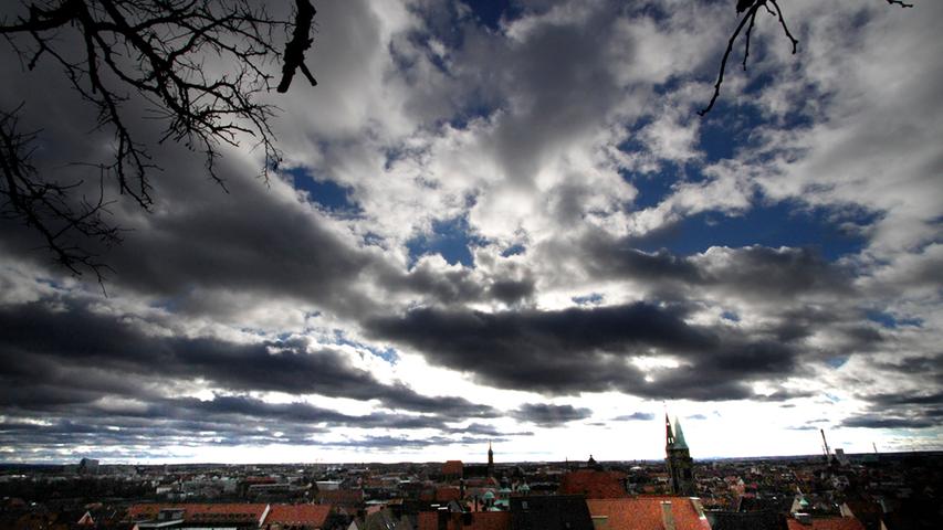 Blick von der Burg: Der Wind trieb über der Nürnberger Altstadt die Wolken vor sich her.