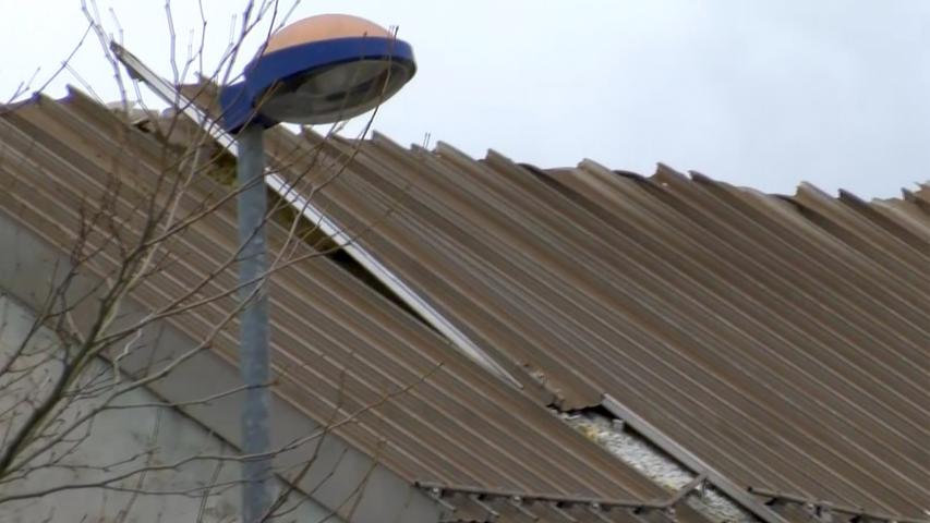 Der Wind hatte das Dach einer stillgelegten Firma gelockert. Mit zunehmenden Windböen hoben sich Teile des ungefähr 30 Meter langen Blechdaches immer wieder gefährlich hoch und drohten davonzufliegen.