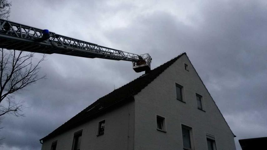 In Kaltenthal musste mit Hilfe der Drehleiter ein Kamin von der Feuerwehr Pegnitz gesichert und absturzgefährdete Teile entfernt werden.