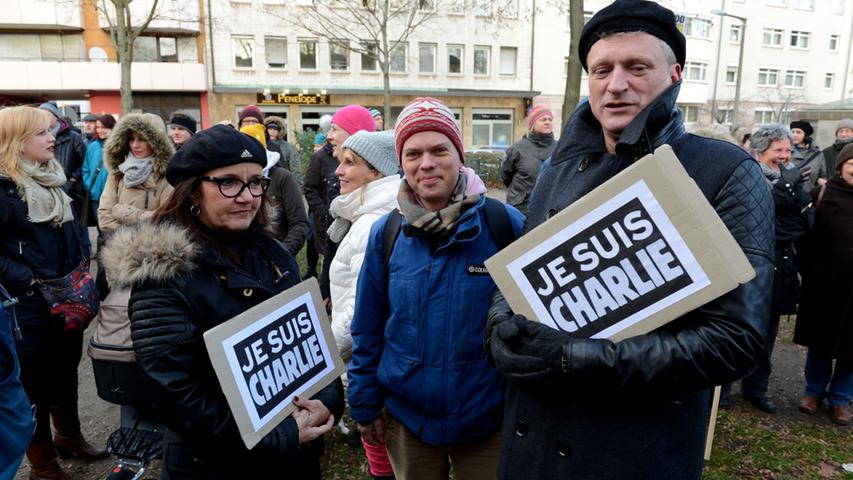 "Je Suis Charlie", den Slogan trugen die Menschen auf Schildern in Fürth.