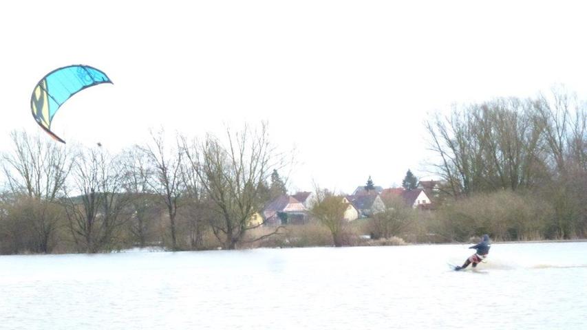 Hochwasser in Franken: Aisch wird zum Kitesurfer-Paradies
