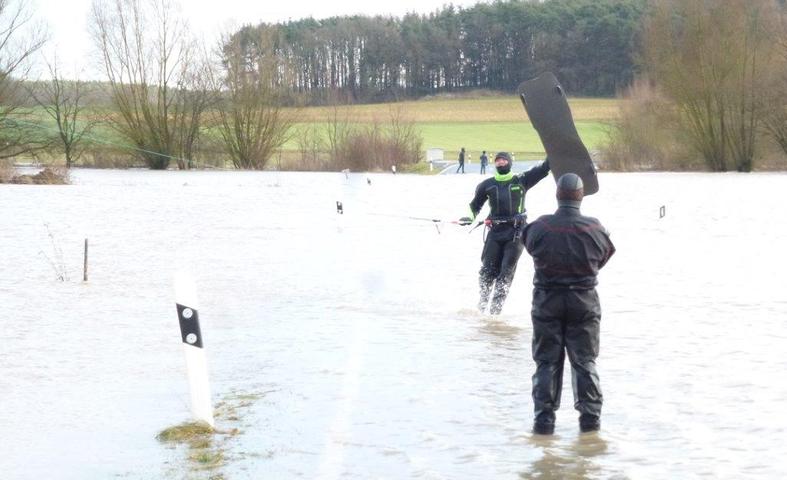 Hochwasser in Franken: Aisch wird zum Kitesurfer-Paradies