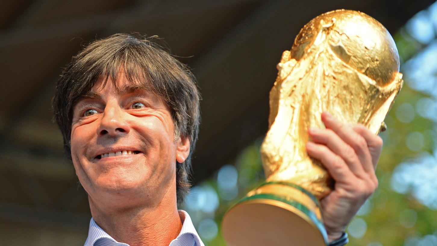 Für Weltmeistertrainer  Joachim Löw ist die WM in Russland "noch weit weg"