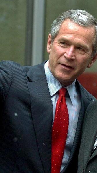 Anders, als es dieses Bild vermuten lässt, sind George W. Bush und Gerhard Schröder keine wirklich guten Freunde. Schröders kategorisches "Nein" zu einem Irak-Krieg stürzt die transatlantischen Beziehungen in eine tiefe Krise. "Als das Vertrauen erstmal verletzt war, war es schwer, wieder eine konstruktive Beziehung zu haben", schreibt der frühere US-Präsident Bush in seinen Memoiren über Ex-Kanzler Schröder.