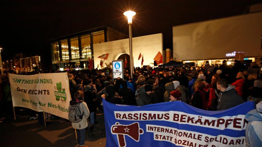 500 Nürnberger demonstrieren am Kornmarkt gegen Pegida