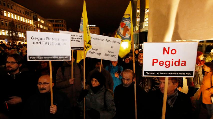 500 Nürnberger demonstrieren am Kornmarkt gegen Pegida