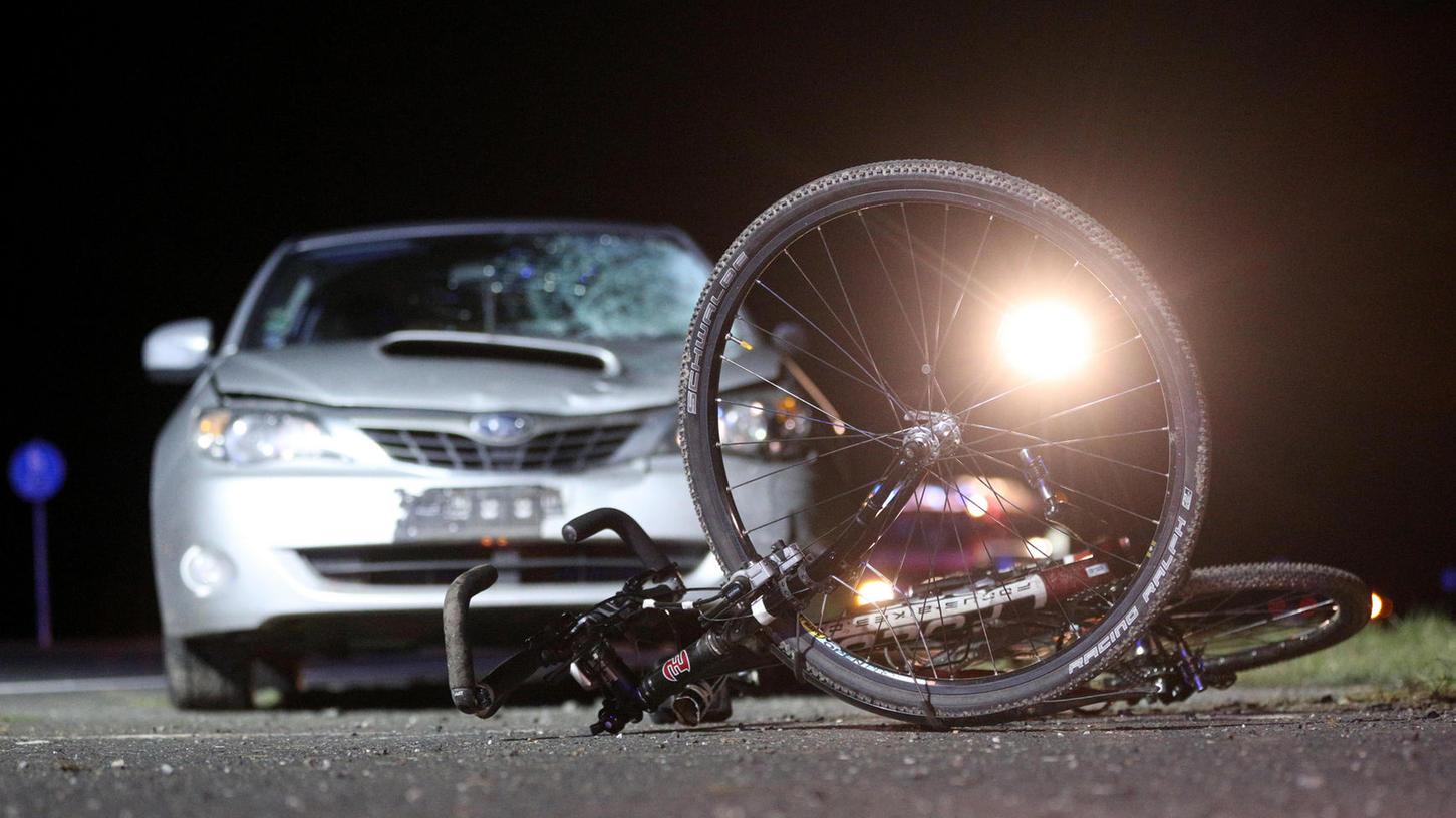 Tödlicher Unfall auf B85: Radfahrer stirbt nach Kollision