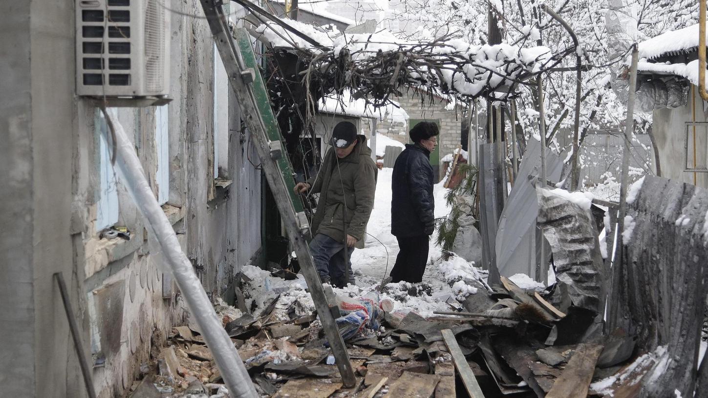 Bewohner im ostukrainischen Donezk sehen sich die verheerenden Schäden an, die der Krieg an ihren Häusern angerichtet hat. An der westlichen Berichterstattung über den Konflikt gibt es Kritik.