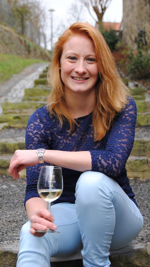 Laura-Sofie Dauenhauer ist Weinprinzessin in Dettelbach. Die 22-Jährige hat BWL, Hotel- und Gastronomiemanagement studiert. Sie arbeitet im elterlichen Betrieb an der Rezeption und im Service. Ihre Hobbys sind Sport, Theater, Klavier spielen und die Fotografie.