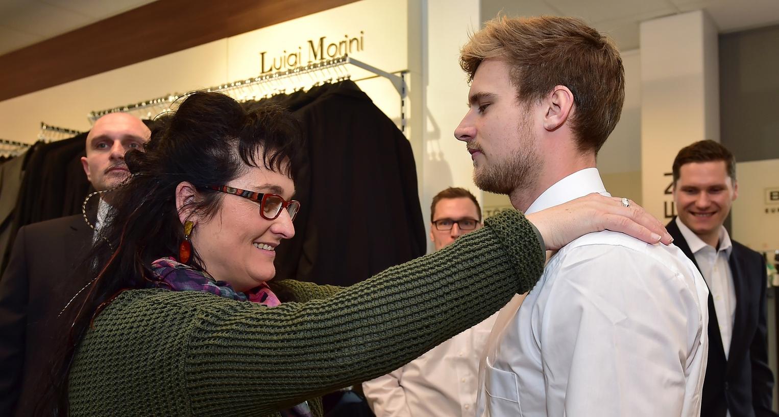 Maßgenau: Elvira Köst vom Modehaus Murk achtet darauf, dass bei Bastian Krämer das Hemd sitzt.
