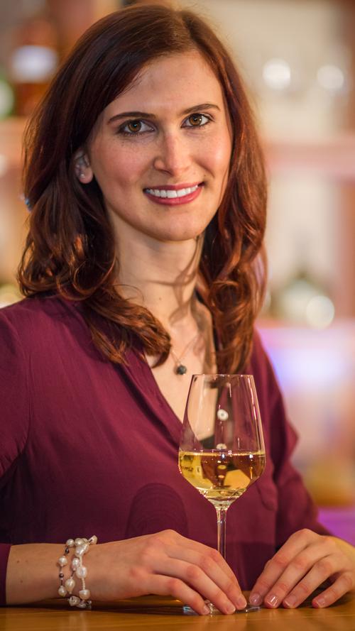 Sarah Fröhlich ist Weinprinzessin in Escherndorf. Die 21-jährige studiert an der Hochschule Weihenstephan-Triesdorf Ernährung und Versorgungsmanagement. In ihrer Freizeit spielt sie Klarinette in einem symphonischen Blasorchester.