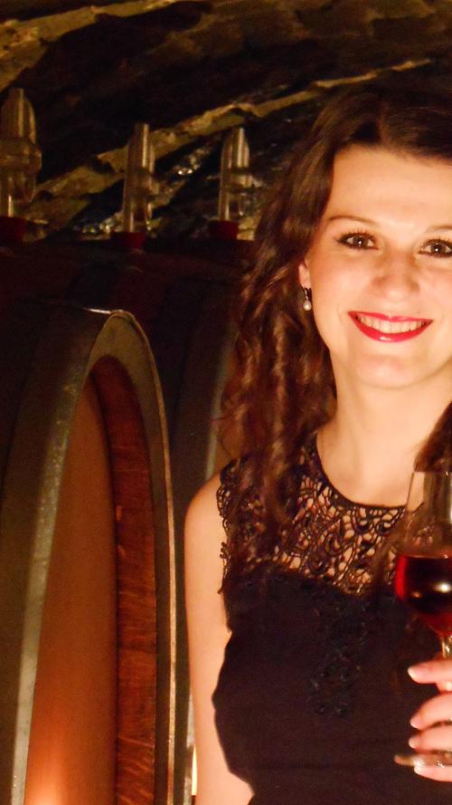 Katharina Scheufens ist Weinprinzessin in Wiesenbronn. Die 19-jährige Bürokauffrau reitet in ihrer Freizeit gerne und tanzt in einer Garde.