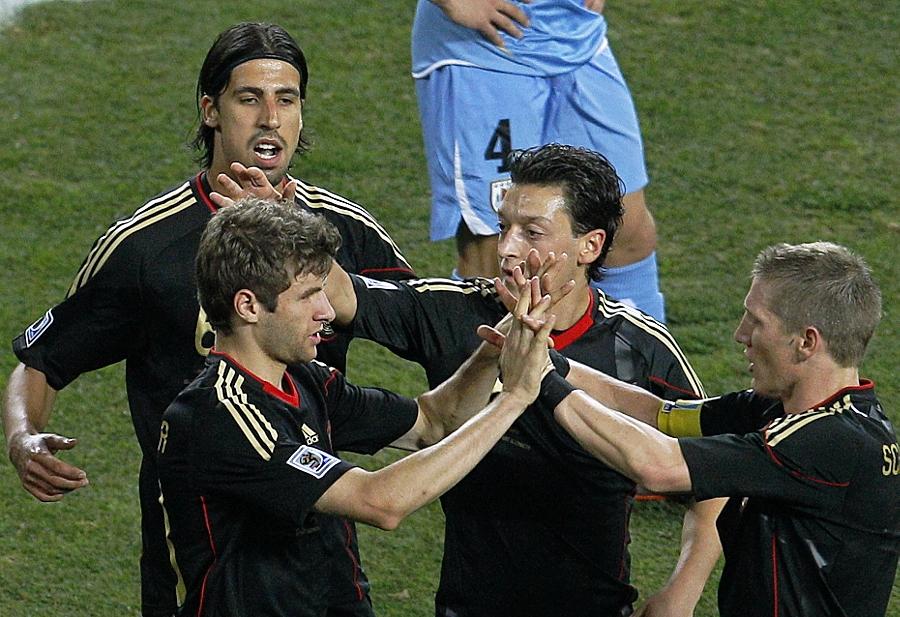 "Wir haben zwar keinen Titel gewonnen, aber es ist eine Befriedigung für uns alle, dass wir die Fans auf der Welt mit unserem Fußball in Südafrika begeistert haben." So äußerte sich Joachim Löw nach der Weltmeisterschaft 2010. Wieder musste sich sein Team den Spaniern geschlagen geben, diesmal im Halbfinale. Im Spiel um Platz drei setzte sich die Löw-Elf gegen Uruguay durch. Löws Vertrauen in den jungen Thomas Müller zahlte sich voll aus, er wurde mit fünf Treffern Torschützenkönig der WM.