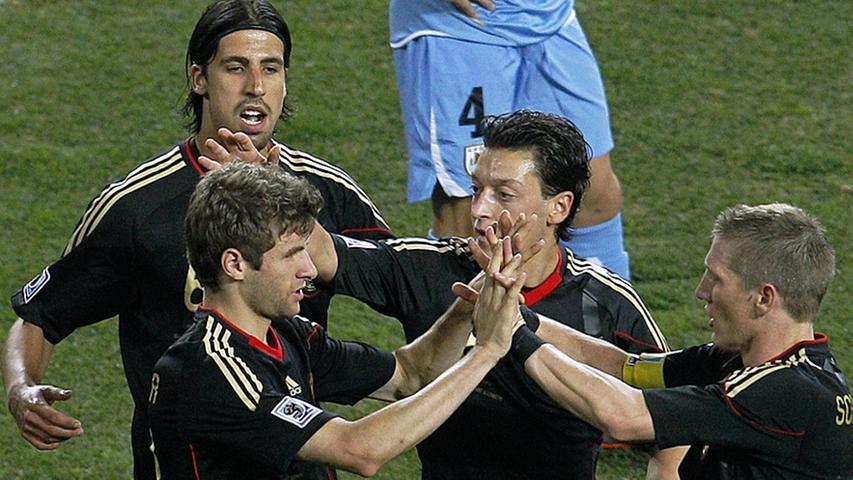 "Wir haben zwar keinen Titel gewonnen, aber es ist eine Befriedigung für uns alle, dass wir die Fans auf der Welt mit unserem Fußball in Südafrika begeistert haben." So äußerte sich Joachim Löw nach der Weltmeisterschaft 2010. Wieder musste sich sein Team den Spaniern geschlagen geben, diesmal im Halbfinale. Im Spiel um Platz drei setzte sich die Löw-Elf gegen Uruguay durch. Löws Vertrauen in den jungen Thomas Müller zahlte sich voll aus, er wurde mit fünf Treffern Torschützenkönig der WM.