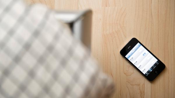 Wer zum Einschlafen noch eine Runde Candy Crush Saga spielen will, sollte Apps wie Nightshift oder Twilight verwenden. Sie filtern den bläulichen Anteil an Licht heraus, der die Melatonin-Ausschüttung hemmt. Der Bildschirm erscheint dann bräunlich-orangefarben.