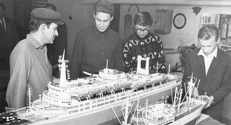 Hans Münch (mit Kapitänsmütze) und einige seiner jungen Mitarbeiter betrachten die „Rotterdam“ und die „Cap Blanco“. Man sieht den Modellen nicht an, wieviel Mühe für sie nötig war.  Hier geht es zum Artikel:  Modellbauclub Nürnberg hat stattliche Flotte