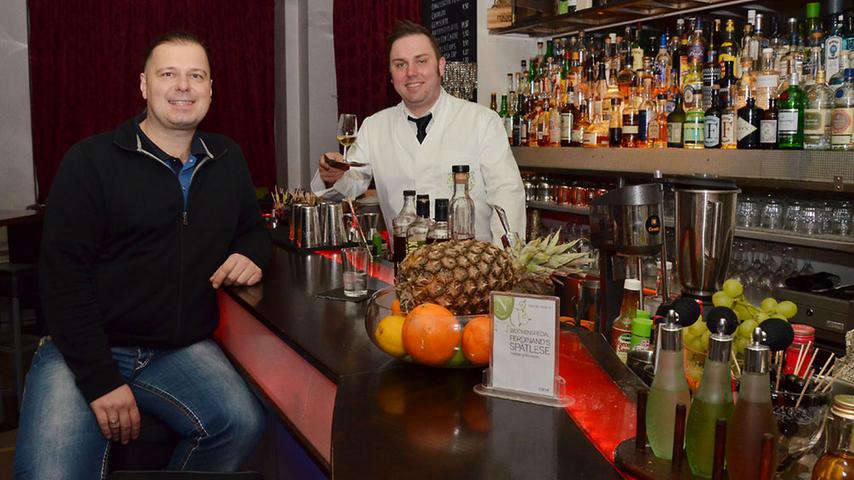 Bereits kurz nach der Eröffnung der Bar Nürnberg 2007 kam Jürgen Bohnenstengel (45, links) vorbei - und blieb. Mittlerweile ist er manchmal gleich mehrmals pro Woche in seiner Stammbar am Theresienplatz in Nürnberg anzutreffen und hat sogar eines der begehrten persönlichen Schließfächer über der gut sortierten Bar ergattert. Dort bewahrt er seine eigenen, bei Wirt Peppi Köhl (36) erworbenen Spirituosen auf. "Mir gefallen die angenehme Atmosphäre und der persönliche Service des Teams", verrät Jürgen, den mit Wirt Peppi mittlerweile eine Freundschaft verbindet. "Wir sind sogar schon gemeinsam auf Weinreise in die Champagne gefahren", sagt Jürgen. Sein Lieblings-Cocktail ist der Negroni - ein Gemisch aus Wermut, Campari und Gin. Aber auch für einen guten Whiskey ist Jürgen zu haben. "Ich schätze es, dass in der Bar Nürnberg Wert auf hochwertige Getränke gelegt wird und Peppi für seine Gäste immer wieder neue, ungewöhnliche Spirituosen findet, wie beispielsweise aktuell einen Gin mit Riesling", lobt Jürgen das Konzept. Die Bar Nürnberg wurde kürzlich erst vom Mixology-Magazin für Barkultur zu einer der fünf Top-Adressen in Deutschland gewählt. Peppi Köhls Erfolgsrezept: "Mein Team und ich sind mit Leidenschaft dabei." Bereits kurz nach der Eröffnung der Bar Nürnberg 2007 kam Jürgen Bohnenstengel (45, links) vorbei - und blieb. Mittlerweile ist er manchmal gleich mehrmals pro Woche in seiner Stammbar am Theresienplatz in Nürnberg anzutreffen und hat sogar eines der begehrten persönlichen Schließfächer über der gut sortierten Bar ergattert. Dort bewahrt er seine eigenen, bei Wirt Peppi Köhl (36) erworbenen Spirituosen auf. "Mir gefallen die angenehme Atmosphäre und der persönliche Service des Teams", verrät Jürgen, den mit Wirt Peppi mittlerweile eine Freundschaft verbindet. "Wir sind sogar schon gemeinsam auf Weinreise in die Champagne gefahren", sagt Jürgen. Sein Lieblings-Cocktail ist der Negroni - ein Gemisch aus Wermut, Campari und Gin. Aber auch für einen guten Whiskey ist Jürgen zu haben. "Ich schätze es, dass in der Bar Nürnberg Wert auf hochwertige Getränke gelegt wird und Peppi für seine Gäste immer wieder neue, ungewöhnliche Spirituosen findet, wie beispielsweise aktuell einen Gin mit Riesling", lobt Jürgen das Konzept. Die Bar Nürnberg wurde kürzlich erst vom Mixology-Magazin für Barkultur zu einer der fünf Top-Adressen in Deutschland gewählt. Peppi Köhls Erfolgsrezept: "Mein Team und ich sind mit Leidenschaft dabei."
