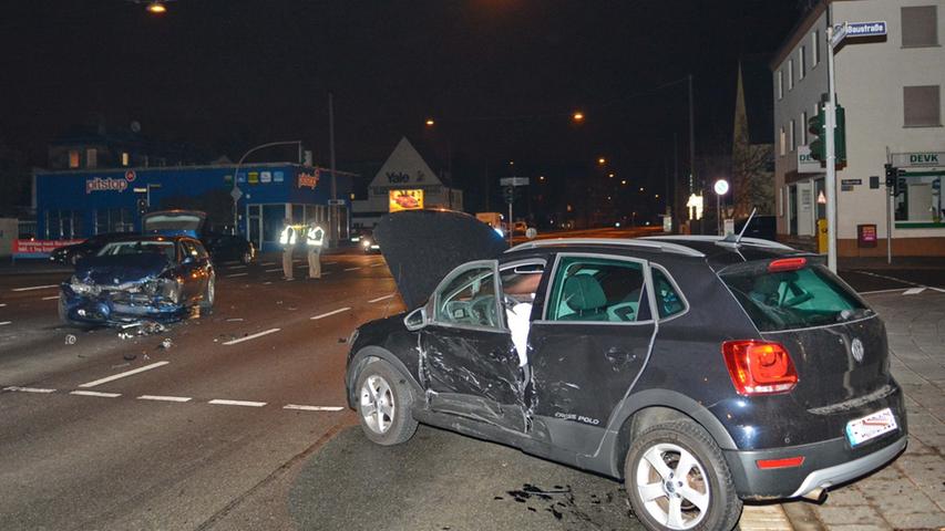 Am späten Freitagabend ist es auf der Kreuzung Flößaustraße/Schwabacher Straße in Fürth zu einem Unfall gekommen, bei dem zwei Autos und ein Ampelmast schwer beschädigt wurden. Eine Polo-Fahrerin...