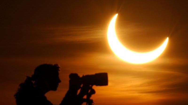 Eine partielle Sonnenfinsternis - wie hier im Mai 2003 - lockt viele Beobachter ins Freie. Allerdings darf man nicht ohne Augenschutz in den Himmel blicken. Am Freitag zwischen 9 und 12 Uhr ist es wieder soweit.