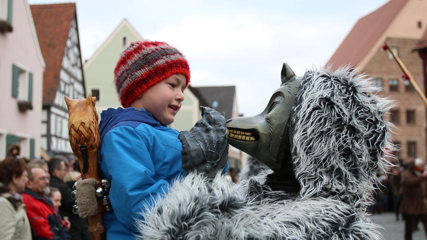 Die Thalmässinger Faschingswächter in ihren Wolfskostümen entführten auch so manches Kind aus der Besuchermenge.