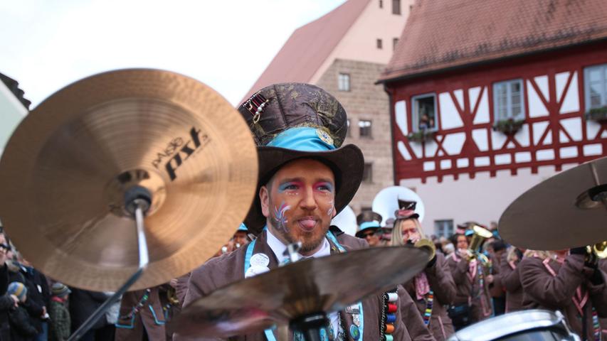 Die Riasrandgugga aus Geislingen am Ries begeisterten nicht nur mit ihrer Guggenmusik, sondern auch mit ihren schicken Kostümen.