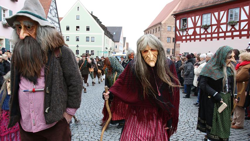 Die Schloudhexen aus Regensburg kommen von weiter her und sind eher an die Perchtenläufe im Allgäu angelehnt.