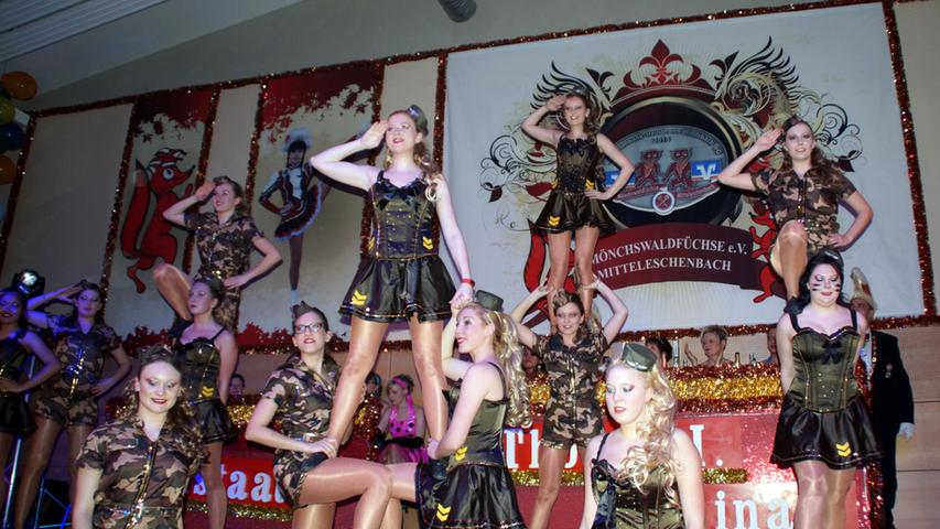 Die Prinzengarde zeigten den Show-Tanz „In the Army now“.