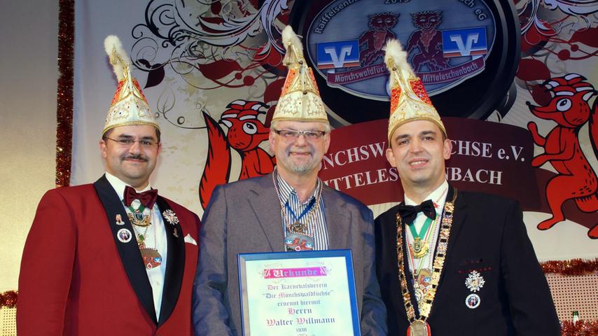 Walter Willmann (Bildmitte) wird durch Präsident Bernhard Lederer (rechts) und Vorstand Andreas Gracklauer zum Ehrenpräsidenten  der Karnevalsgesellschaft Mönchswaldfüchse ernannt.