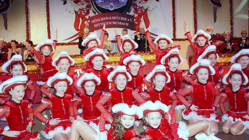 Nachwuchs-Füchschen: Die Kindergarde der Mönchswaldfüchse in ihren rot-weißen Kostümen.